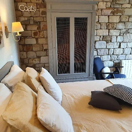 Maison Pierreuse Bed & Breakfast 4*